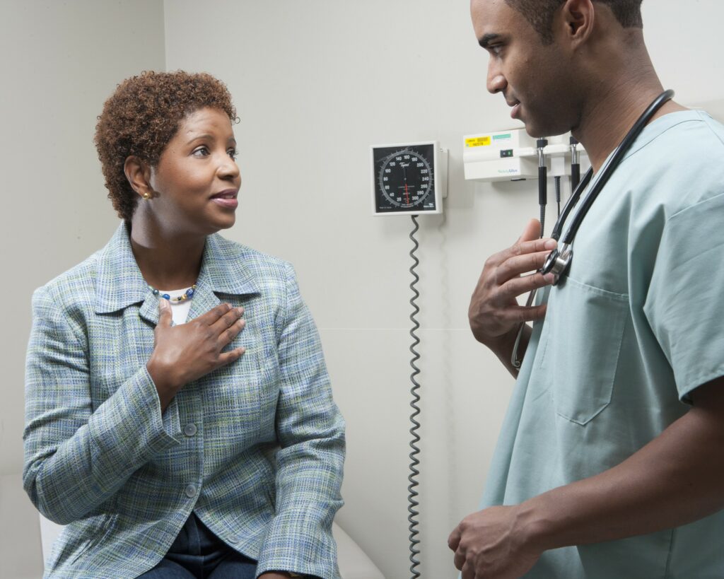 A patient explains her symptoms to a healthcare professiona